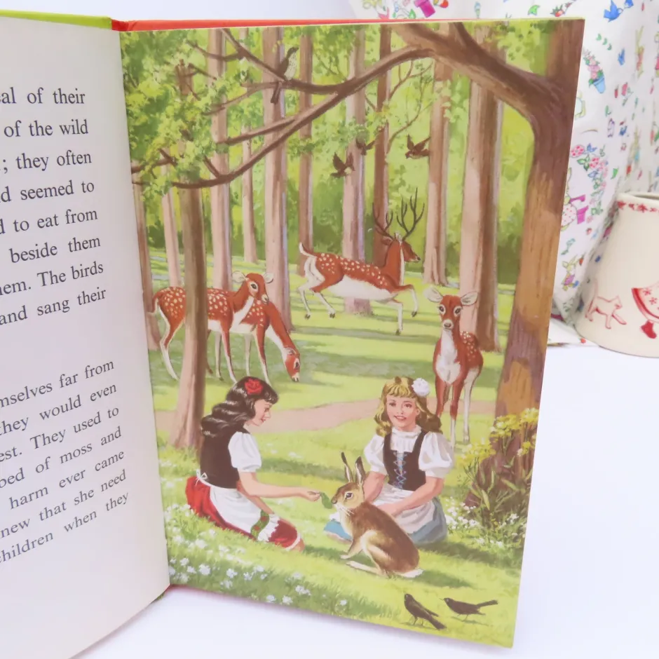 Cottontails Baby Vintage*VINTAGE Ladybird book - Snow-White and Rose-Red (early 1970s)